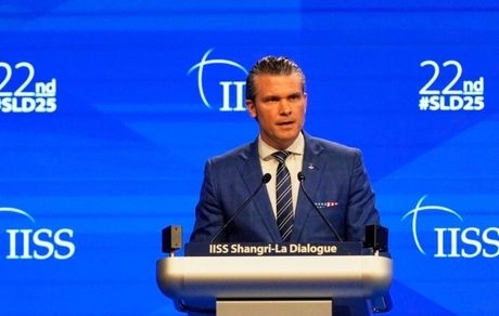 وضعیت اضطراری برای هواپیمای حامل وزیر جنگ آمریکا!