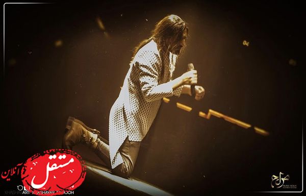 زانو زدن امیرعباس گلاب جلوی هوادارانش + عکس