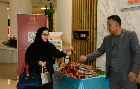 اهدای گل به بانوان شاغل در بانک صنعت و معدن به مناسبت میلاد با سعادت حضرت فاطمه(س)، روز زن و مادر