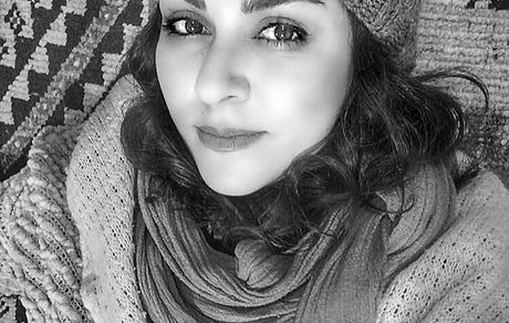 خانم بازیگر روی فرشی زیبا + عکس