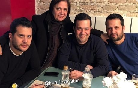 سیاوش خیرابی در کنار مادر و برادرانش + عکس