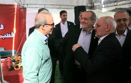 بازدید رئیس‌جمهور از غرفه فولاد هرمزگان در نهمین سفر استانی