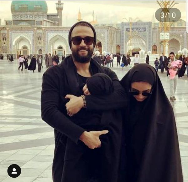 آقای خواننده وهمسر آمریکایی اش در حرم امام رضا ع عکس