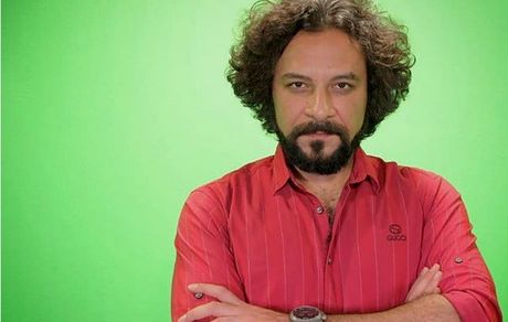 شازده بانوی عمارت  دست به سینه و مودب!