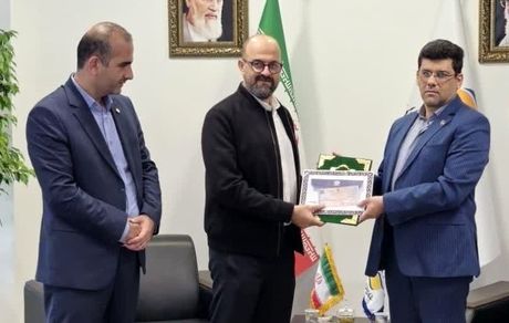 اقدام بیمه ایران در راستای حمایت از تولید و اقتصاد ملی؛ تحویل چک هزار میلیارد ریالی خسارت آتش‌سوزی به منطقه آزاد انزلی