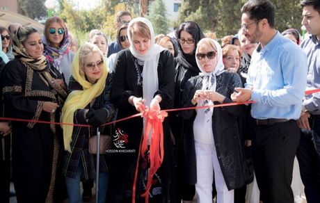 افتتاحیه بازارچه توسط خانم بازیگر + عکس