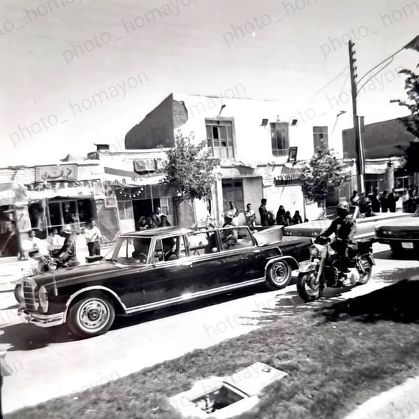 تصویری از  محمدرضا پهلوی با مرسدس بنز ۶۰۰ پولمن لیموزین