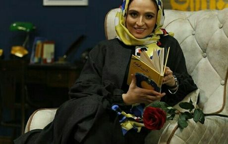 کتاب خوانی گلاره عباسی در کافه کتاب + عکس