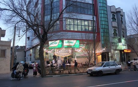 برپایی ایستگاه صلواتی شعبه قم بیمه البرز به مناسبت میلاد حضرت ولی عصر(عج)