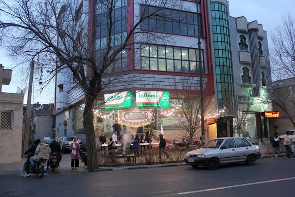 برپایی ایستگاه صلواتی شعبه قم بیمه البرز به مناسبت میلاد حضرت ولی عصر(عج)