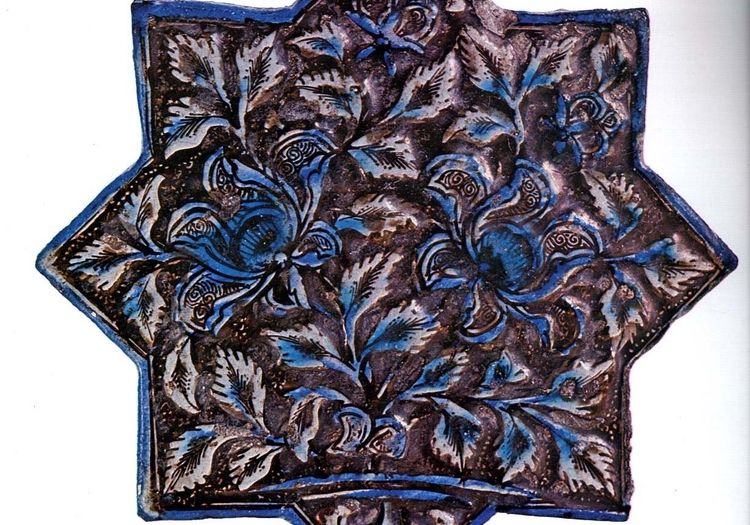 تصویری حیرت‌انگیز از یک کاشی هشت گوش مربوط به قرن هفتم هجری