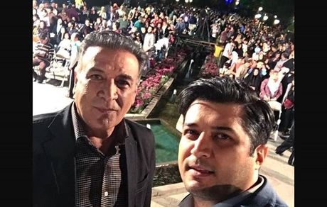 پندار اکبری و‌ پدرش در جمعیت + عکس