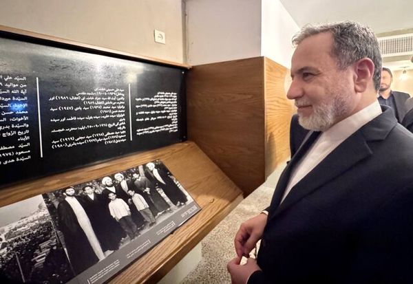 تصویری از بازدید عراقچی از منزل رهبر انقلاب در مشهد