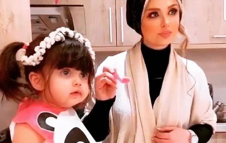 وقتی نیوشا ضیغمی به دلوین کوچولو غذا می دهد