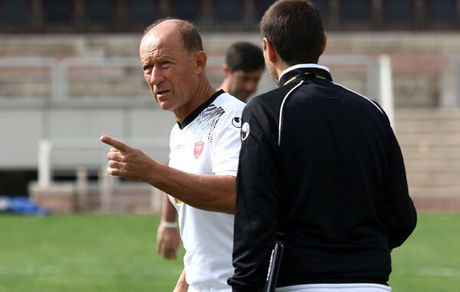 سرمربی پرسپولیس به تهران بازگشت