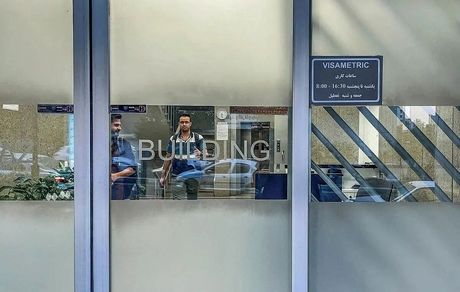 کلاهبرداران جلوی سفارت آلمان، متقاضیان ویزای کار را سرکیسه می کنند!