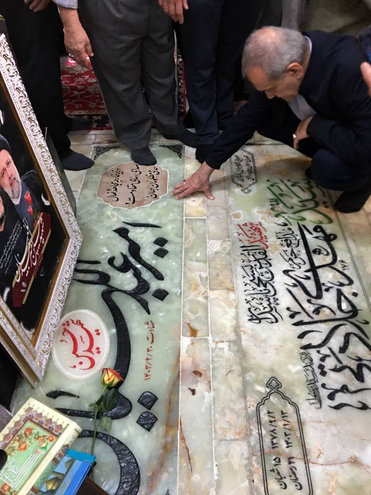 تصویری از پزشکیان بر سر مزار شهید امیرعبداللهیان