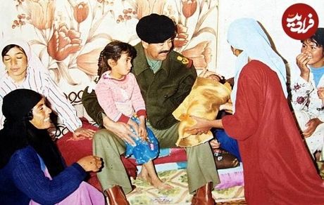 «صدام حسین» در حال بازدید از یک خانواده کشاورز در موصل