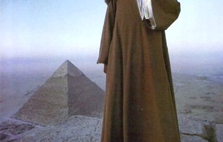 مرد مصری در حال سیگار کشیدن بر فراز اهرام ثلاثه!