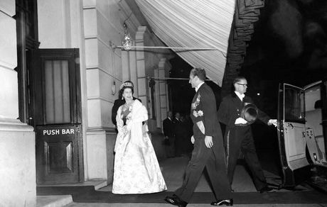 عکسی از استقبال سلطنتی از شاه در لندن؛ محمدرضا پهلوی و ملکه الیزابت در خانه اپرا