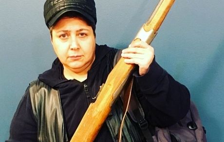 وقتی خانم بازیگر اسلحه به دست میشود + عکس