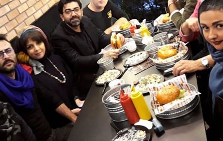 فرزاد حسنی و همکارانش در یک رستوران + عکس