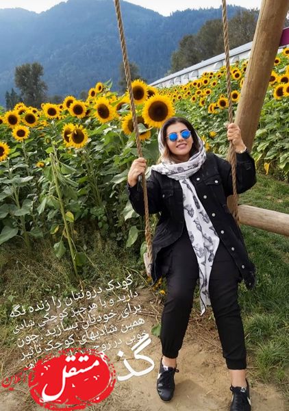 کودک درون خانم بازیگر در حال تاب بازی + عکس