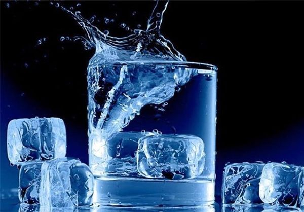 نوشیدن آب یخ با بدنتان چه میکند؟