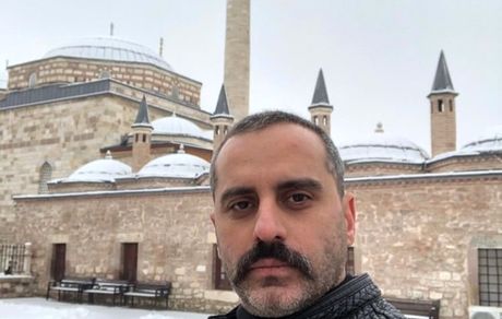 بازیگر معروف در کلیسایی در خارج از کشور + عکس