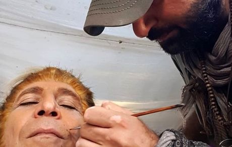 بازیگر مشهور در حال گریم + عکس