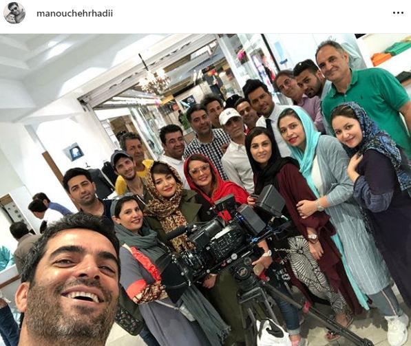 سلفی دسته جمعی منوچهر هادی با عوامل سریال دل