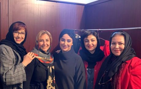 بهاره افشاری درمیان جمعی از بازیگران مهمانش + عکس