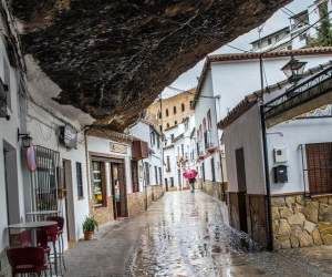 مردم این شهر زیر سنگ زندگی می کنند ! + تصاویر جالب