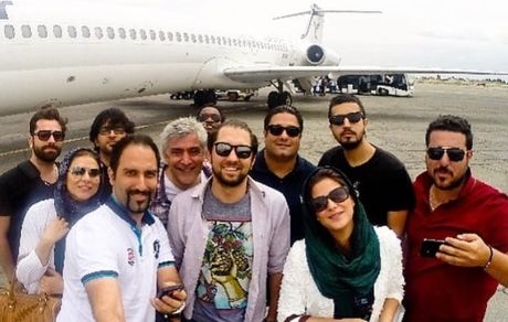 سلفی جمعی از بازیگران در باند هواپیما + عکس
