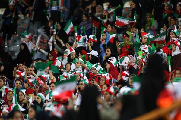 نامه FIFA برای ورود زنان به ورزشگاه الزامآور است، نه پیشنهادی!
