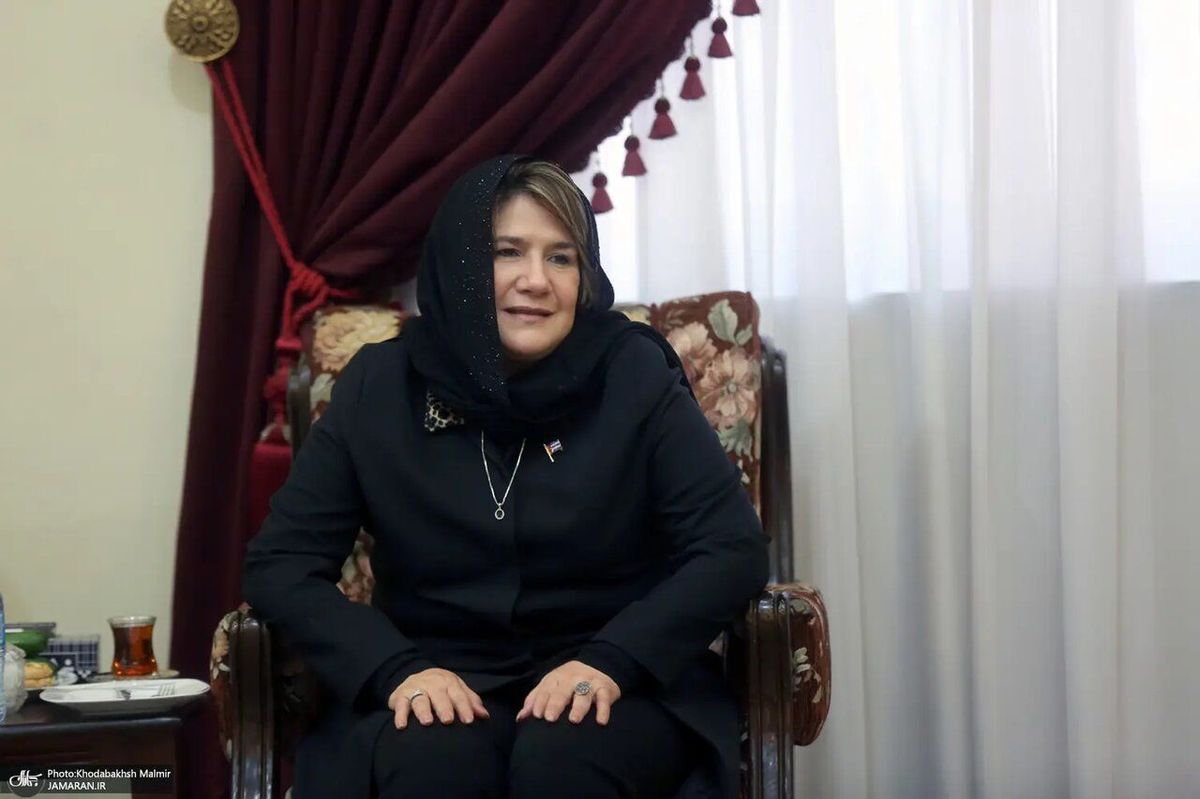 پوشش عجیب همسر رئیس جمهور کوبا در مقابل سیدحسن خمینی