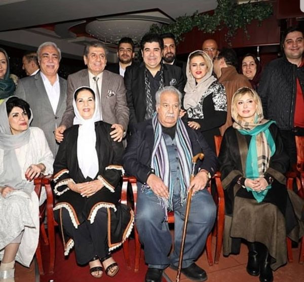 خانم بازیگر جنجالی قبل انقلاب در جمع بازیگران+ عکس