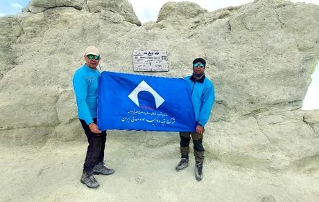 پرچم ایمپاسکو بر فراز دماوند برافراشته شد