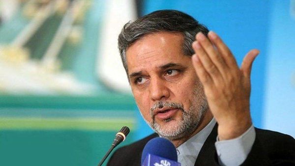 نقوی حسینی می‌گوید: از بحث حجاب عقب‌نشینی نمی‌کنیم