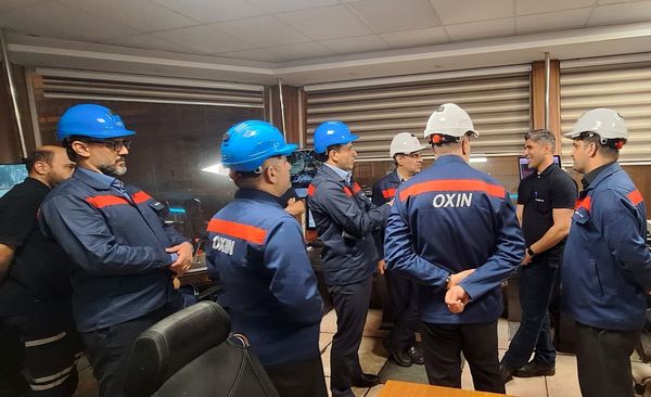بازدید سرزده مدیر عامل شرکت فولاد اکسین خوزستان از خط تولید و گفتگو با کارکنان
