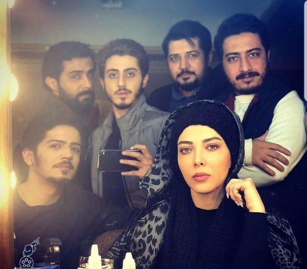 سلفی لیلا اوتادی با پسرهای سریال گاندو عکس