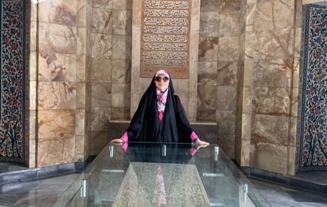 گشت و گذار خانم مجری در شیراز + عکس