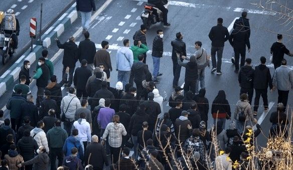 شعار معترضان در اعتراضات: «موشک‌ها را رها کن، فکر نان‌وهوا کن‌» / مبادا دست‌تان به خون تظاهرکنندگان آلوده شود!