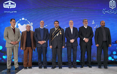 نشان افتخار و حمایل «حامی مدرسه‌سازی ایران» به مدیرعامل بانک ملی اهدا شد/ ساخت ۱۳۵ مدرسه در مناطق محروم کشور