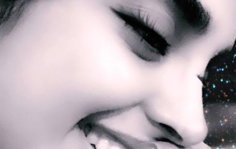 لبخند نصفه نیمه الهه حصاری + عکس