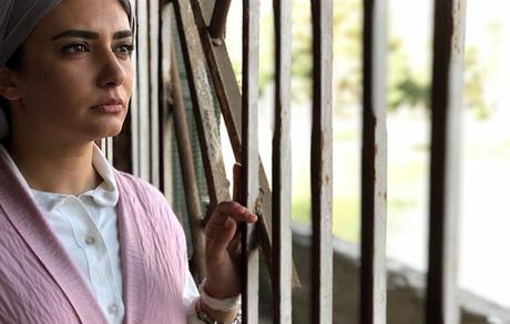 خانم بازیگر در پشت میله ها + عکس