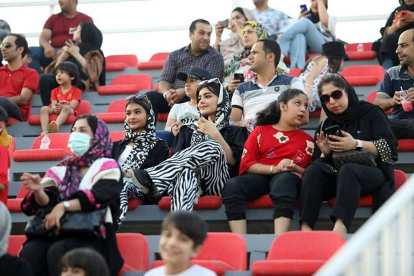بانوان قائمشهری در ورزشگاه فوتبال + تصاویر