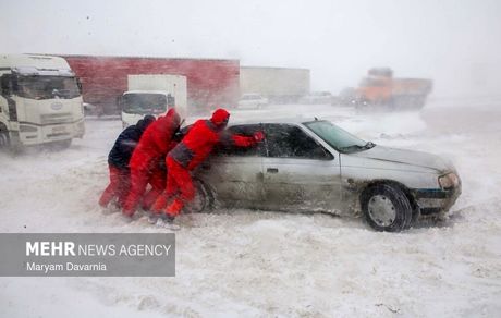 امدادرسانی به خودروهای گرفتار در برف گردنه امین الله بجنورد