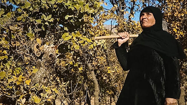 فرنگیس زن ایرانی که سرباز عراقی را با تبر کشت + عکس