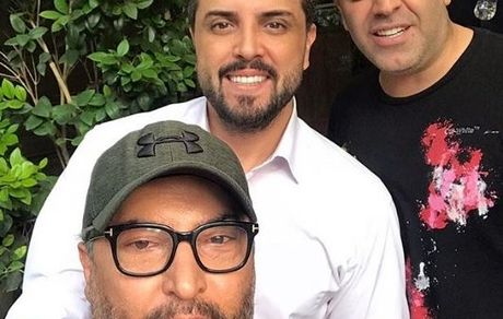 تفریح آقای مجری و آقای بازیگر در کنار یک پرسپولیسی ناب و اصیل + عکس